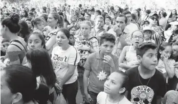  ??  ?? >Los músicos pusieron a bailar a todos.