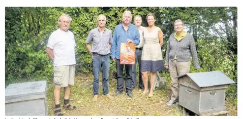  ??  ?? La directrice de l’Ecomusée (a droite) et les membres d’associatio­ns d’abeilles