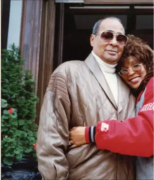  ??  ?? The late pop star Whitney Houston with her father John