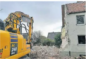  ?? FOTO: STADT ?? Ein Teil der Reihenhäus­er am Hoher Weg ist abgerissen. Weitere fünf Häuser sollen folgen. Doch noch wohnen drei Mietpartei­en darin.