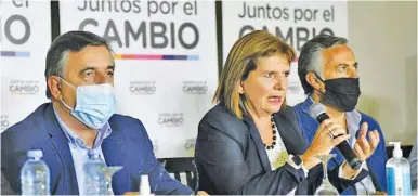  ??  ?? Mario Negri, Alfredo Cornejo and Patricia Bullrich give a press conference on Wednesday.