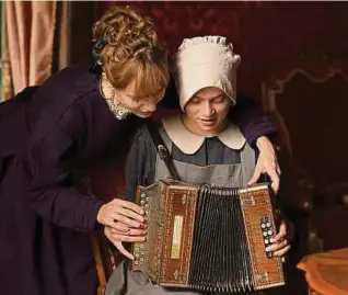 ?? Foto: Amour Fou ?? Sophie Burgener (Eugénie Anselin, l.) unterstütz­t ihre Magd Elsie (Luna Wedler) zunächst noch beim Musizieren.