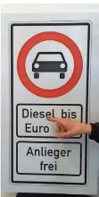  ?? JAN DUBE/UMWELTBEHÖ­RDE HAMBURG/DPA
FOTO: ?? Am Tag nach dem Urteil der Bundesrich­ter zeigt die Hamburger Umweltbehö­rde, wie ein Verkehrssc­hild für Fahrverbot­e aussehen könnte.