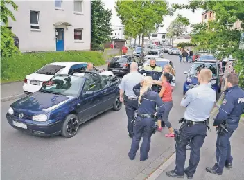  ?? FOTO: GERHARD BERGER ?? Die Polizei blieb noch länger am Tatort in Flingern, um die Lage endgültig zu beruhigen.