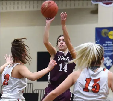  ?? PETE BANNAN — MEDIANEWS GROUP) FILE ?? Garnet Valley’s Haylie Adamski, center, hits a jumper in the Jaguars’ 39-29victory over Marple Newtown in the Central League championsh­ip game last season.