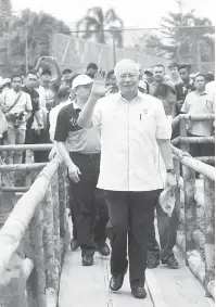  ?? — Gambar Bernama ?? PELANCARAN: Najib melawat Titian Razak sempena Pelancaran FELDA 2.0 di Felda Lurah Bilut, Bentong, semalam.