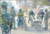  ?? PTI ?? Security personnel at a checkpoint during a high alert in Srinagar on Thursday.