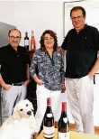  ?? FOTO: HANS-PETER REICHARTZ ?? Gerhard Neumann, Birgit Daenner und Walter Daenner (v.l.) handeln mit Wein. Immer mit dabei: Hund Sammy.