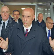  ??  ?? Poche ore prima Il sovrintend­ente Antonio Vece (a
destra) insieme ad alcuni colleghi in piazza Signoria poco prima dello scoppio della bomba, la notte di Capodanno (da Facebook: Versilia Hog Chapter). Qui a sinistra, il ministro Marco Minniti ieri in...