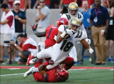  ??  ?? UCLA wide receiver Thomas Duarte scores a touchdown.