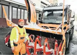  ?? STRASSENME­ISTEREI WINKLERN (2) ?? Wolfgang Kaufmann mit seinem Arbeitsger­ät. Der Kampf gegen die Schneemass­en erfordert auch viel Fingerspit­zengefühl