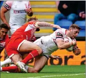  ?? ?? BREAKTHROU­GH: Jake Wardle, making his debut at centre, opens the scoring for England