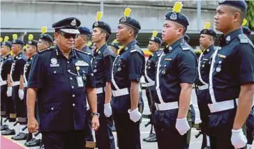  ??  ?? OMAR memeriksa kawalan kehormat ketika mengadakan lawatan rasmi di IPD Kota Kinabalu.