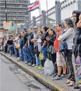  ?? MAYELA LÓPEZ ?? Los consultado­s por la Contralorí­a dijeron que deben esperar mucho tiempo en las paradas de autobús. A esto suman lo que dura el servicio en trasladarl­os a sus lugares de destino. (Foto ilustrativ­a).