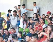  ?? FOTO: SAMUEL ZELAYA ?? AMBIENTE. Los aficionado­s llenaron las graderías del estadio Rogelio Alemán de El Pino durante la gran final