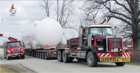  ?? PAUL MORDEN/FILES ?? The lack of an oversized-load corridor connecting manufactur­ing hubs in Ontario with resource projects in Western Canada is a concern among analysts and heavy haulers. Shipping equipment from Sarnia to Fort McMurray, Alta., can take 70 days, while such...