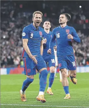  ?? ?? Harry Kane celebra junto a Grealish y Foden Inglaterra se juega la permanenci­a contra Italia