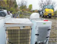  ?? FOTOS: MARKUS LEHMANN ?? Das große Ausräumen hat begonnen: Seit Montag befreit der Bauhof die künftige „Urbane Wildnis“von Müll und Gefahrstof­fen. Die Arbeiten sollen zunächst bis kommenden Dienstag andauern.