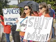  ?? ALYSSA POINTER / ALYSSA.POINTER@AJC.COM ?? Laura Barnes (center) and Sherry Corey protest Sterigenic­s’ ethylene oxide emissions near its plant in Smyrna on Friday.