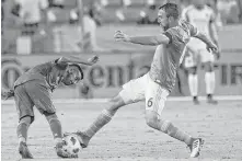  ?? Yi-Chin Lee / Houston Chronicle ?? The Dynamo’s Eric Alexander, right, battles New York City’s Maximilian­o Moralez in the club’s most recent win May 25.