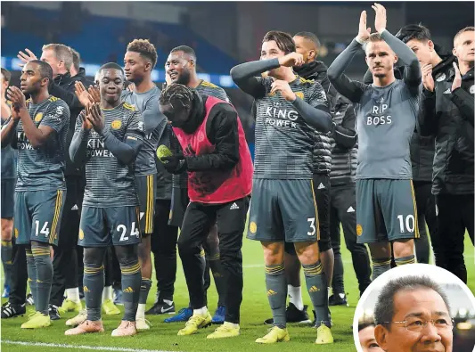  ?? PHOTOS AFP ET D’ARCHIVES ?? Les joueurs de Leicester City ont remercié leurs partisans pour leur support après le match contre Cardiff City au Pays de Galles, le 3 novembre dernier, quelques jours seulement après la mort de leur président Vichai Srivaddhan­aprabha (en mortaise).