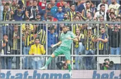  ??  ?? GOLEADOR. Benzema anotó tres goles al Fenerbahçe en la Audi Cup.