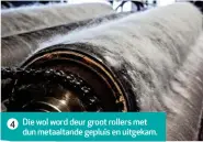  ??  ?? Die wol word deur groot rollers met dun metaaltand­e gepluis en uitgekam.