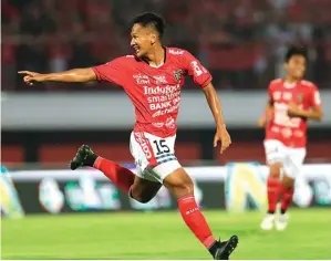  ?? RADAR BALI ?? AKHIRI PACEKLIK: Yandi Sofyan merayakan golnya ke gawang Barito Putera kemarin.