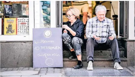  ?? FOTO: ANDREAS BRETZ ?? Selinde Böhm und Rudolf Müller im April 2020, als die Heinebuchh­andlung nach dem ersten Lockdown wieder öffnen durfte.