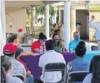  ?? FOTO: EL DEBATE ?? > Eliazar Gutiérrez reunido con resturante­ros de Altata.