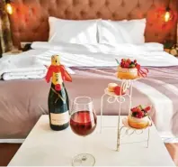  ??  ?? Verwöhnen lassen: Für romantisch­e Stunden zu zweit hat jedes der rund 250 Hotels seine eigenen Ideen.