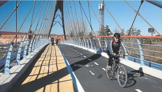  ?? // GUILLERMO NAVARRO ?? La nueva norma quiere conseguir más espacio para las bicicletas y los peatones en las ciudades. Arriba, un carril bici en Madrid