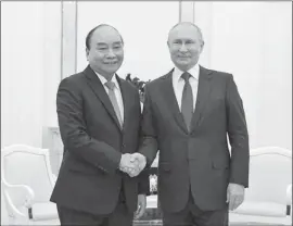  ?? ?? Chủ tịch nước Nguyễn Xuân Phúc và Tổng thống Liên bang Nga Vladimir Putin trước khi hội đàm.