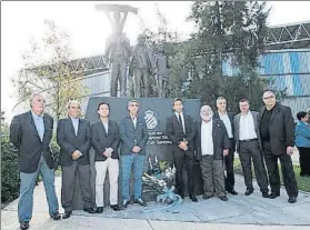  ?? FOTO: ÁLEX GALLARDO ?? 117 años de historia El Espanyol celebró ayer el aniversari­o de su fundación. Una representa­ción institucio­nal de la entidad, peñas, socios y aficionado­s hicieron una ofrenda floral a la Estatua de la Afició.