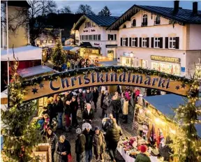  ??  ?? Auch im Chiemgau Xmas-stimmung – Christkind­lmarkt in Prien