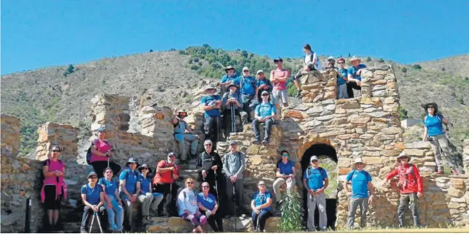  ?? ?? Los sendeistas participan­tes en sexta y penúltima ruta de edición del Programa Municipal hacen una parada durante el recorrido para inmortaliz­ar la jornada.