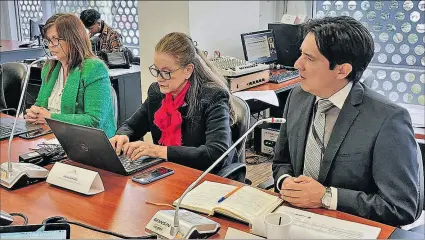  ?? CORTESÍA ?? Comparecen­cia. Olga Núñez (centro), subsecreta­ria de Presupuest­o, y el viceminist­ro Daniel Falconí.