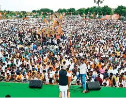  ?? — BY ARRANGEMEN­T ?? Union minister of Jal Shakti Gajendra Singh Shekhawat addresses public meeting for the 3rd phase of padyatra at Vangapalli near Yadagiri Gutta on Tuesday.