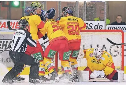  ?? FOTO: BIRGIT HÄFNER ?? Turm in der Schlacht: Mathias Niederberg­er (ganz rechts) verhindert ein weiteres Gegentor. Links rangeln Nichlas Torp, Patrick Buzas und Manuel Stroel mit einem Iserlohner.