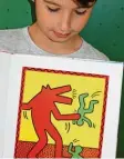  ?? Repro: © The Keith Haring Foundation ?? Jeremy zeigt ein typisches Keith Haring Kunstwerk in knalligen Farben. Es heißt „Ohne Titel“und stammt aus dem Jahr 1982. Zu sehen ist es in dem Buch „Keith Haring: Gegen den Strich“(Prestel Ver lag).