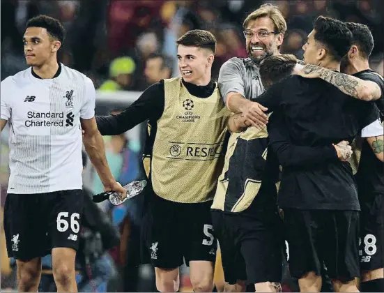  ?? PAUL ELLIS / AFP ?? Jürgen Klopp celebra el pas a la final de la Champions amb alguns dels seus jugadors