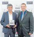  ?? FOTO: PR ?? Ranga Yogeshwar, Initiator des Wettbewerb­s „Top 100“, überreicht Geschäftsf­ührer Steffen Autenrieth die Auszeichnu­ng.