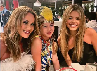  ?? ?? Dining out: Amanda Holden in Mauritius with her daughters Hollie and Lexi