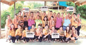  ??  ?? Members of Sarawak Convention Bureau striking the trademark Redefining Global Tribes pose with Kampung Sting’s Security and Developmen­t Committee (JKKK).
