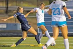  ?? LUIS SÁNCHEZ SATURNO/THE NEW MEXICAN ?? Santa Fe High's Elsa Ranney Smith, left, challenges Cleveland's Sloane Sinnott during the first half of Monday's match at Santa Fe High.