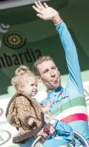  ?? ANSA ?? Vincenzo Nibali con la figliolett­a in braccio