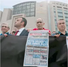  ??  ?? Διαδήλωση υπέρ συλληφθέντ­ων δημοσιογρά­φων χθες έξω από τα δικαστήρια της Κωνσταντιν­ούπολης.