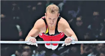  ?? FOTO: DPA ?? Fabian Hambüchen am Reck, seinem Spezialger­ät. Bei der WM hofft er auf eine Medaille.