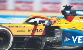  ?? FOTO: GETTY ?? Sainz, con un MCL35 que ayer presentó nuevos ‘bargeboard­s’ y fondo plano