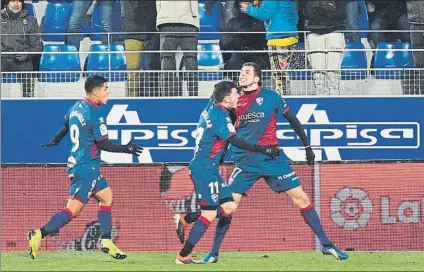  ?? FOTO: EFE ?? Rivera celebra el gol que daba la primera victoria al Huesca en la máxima categoría El Betis fue un alma en pena en El Alcoraz